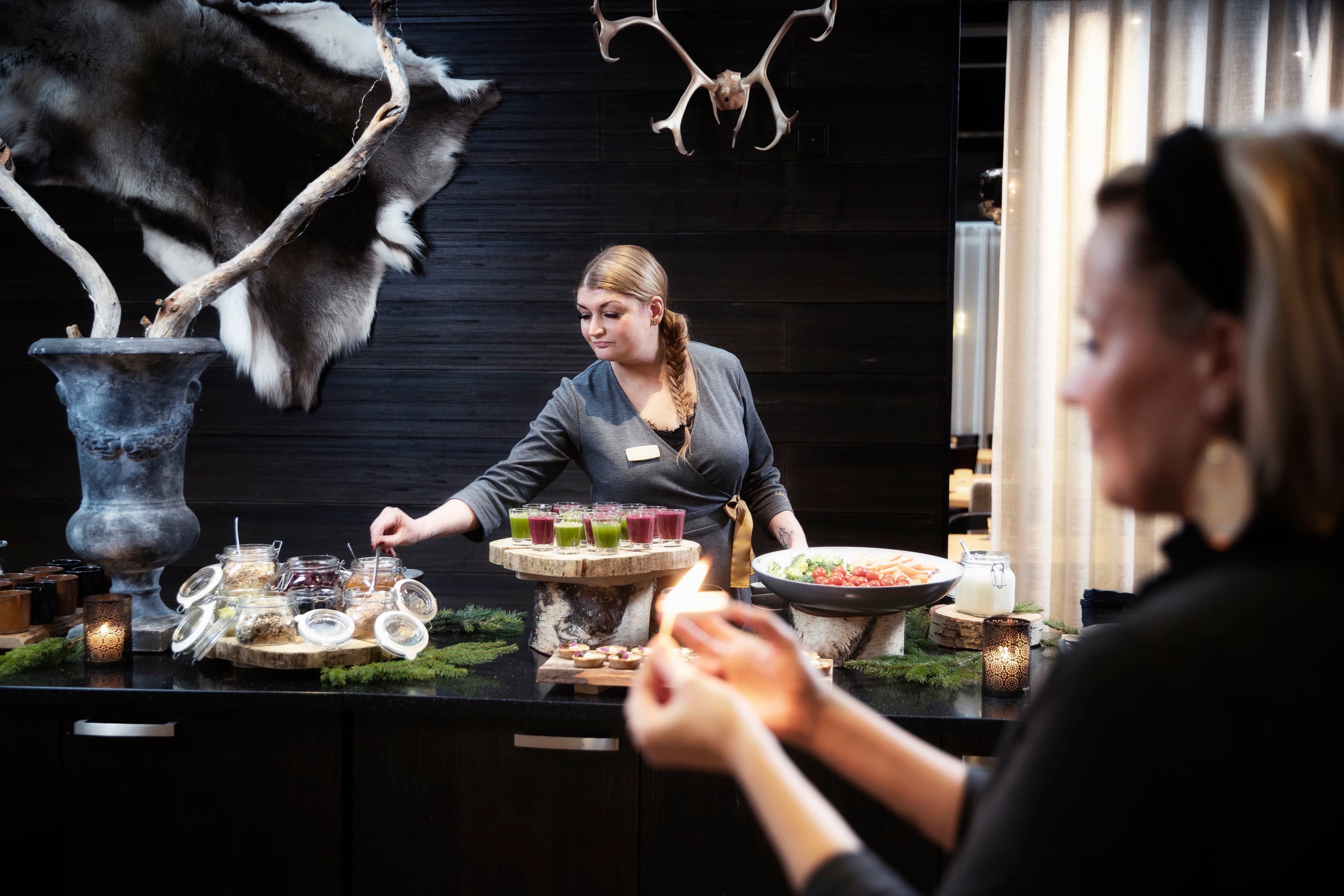 Lapland Hotelsin henkilökuntaa kattamassa kokoustarjoiluja